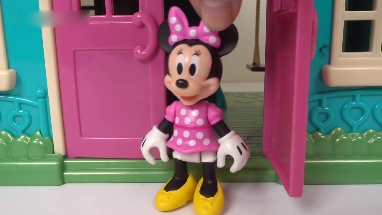 米老鼠和唐老鸭坐着可爱的汽车去玩耍啦