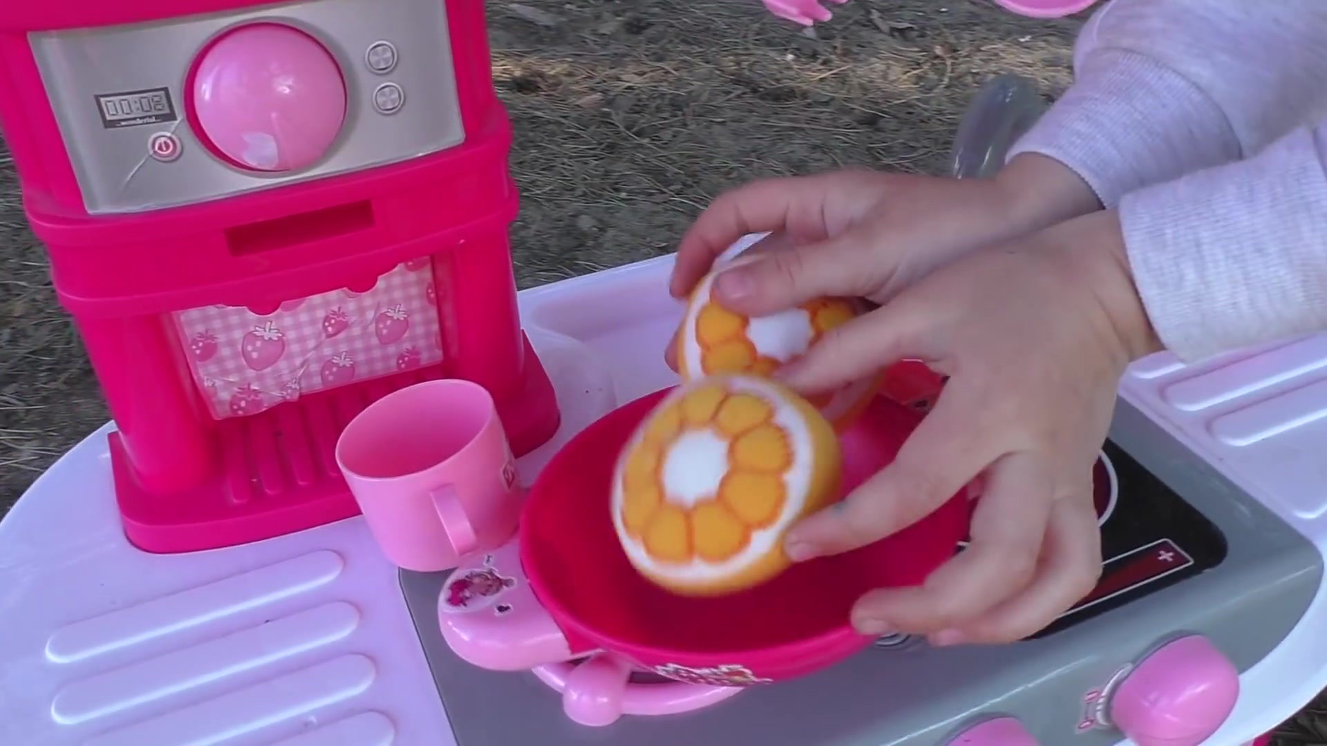 小朋友挑战玩具厨房制作出美味的纸杯蛋糕