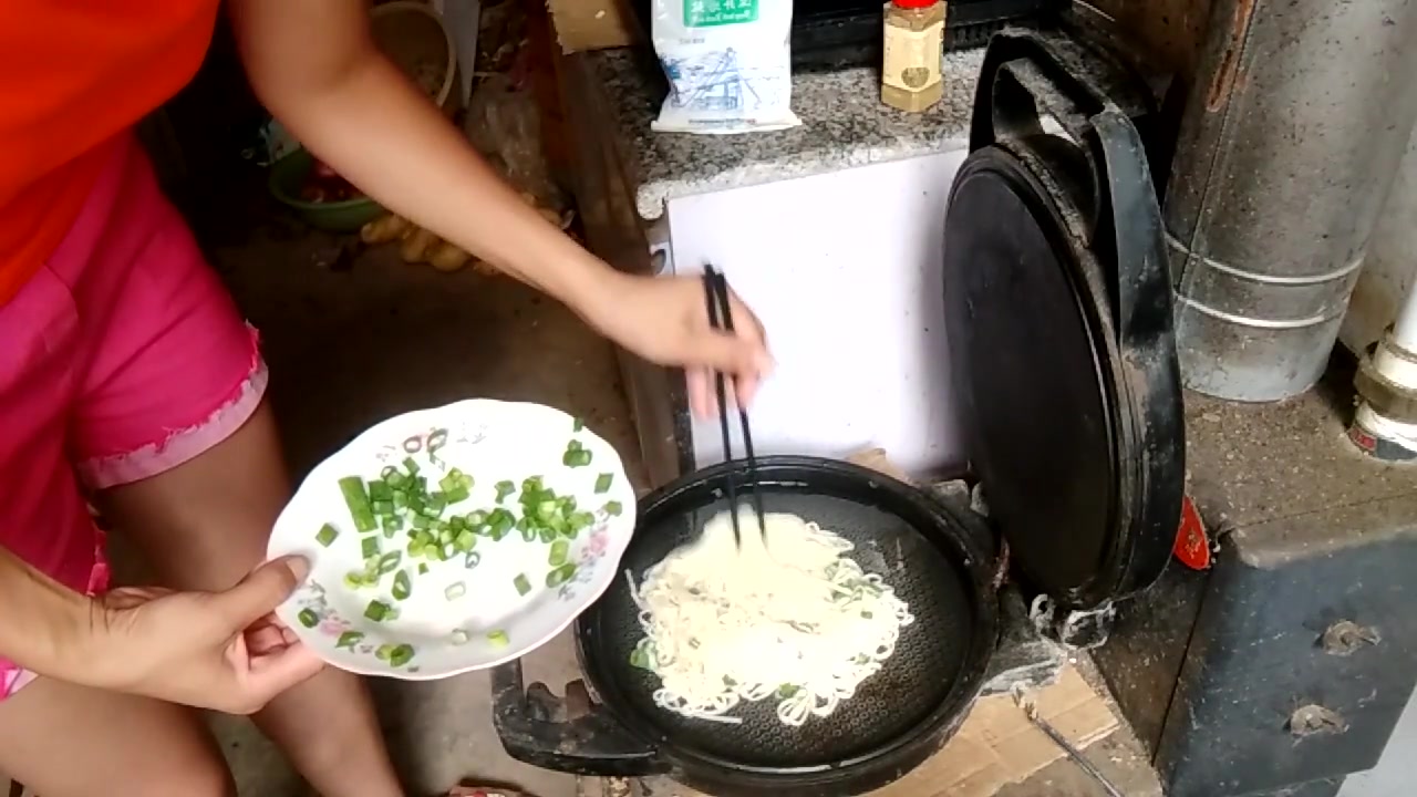 一碗面条,两个鸡蛋,少许葱花教你做好吃又简单的面条