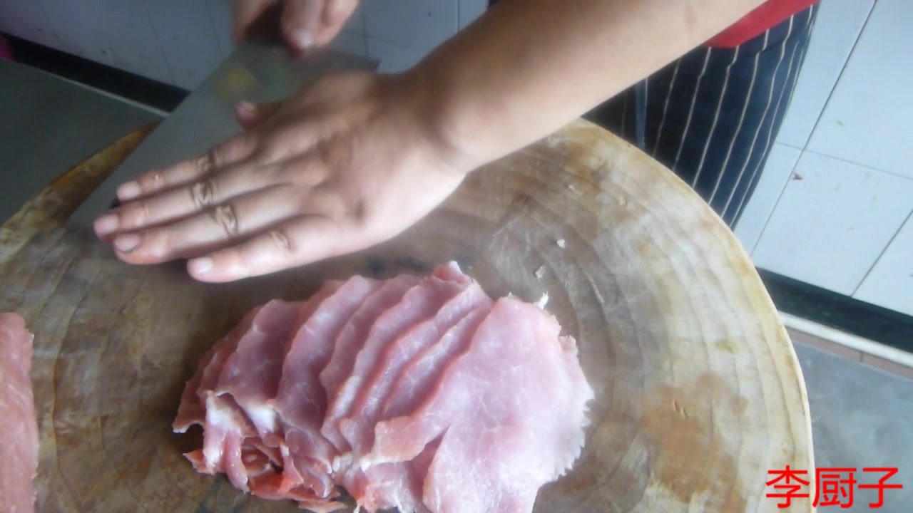 看他切肉丝的手法,你能猜出做了多久墩子能拿多少工资吗