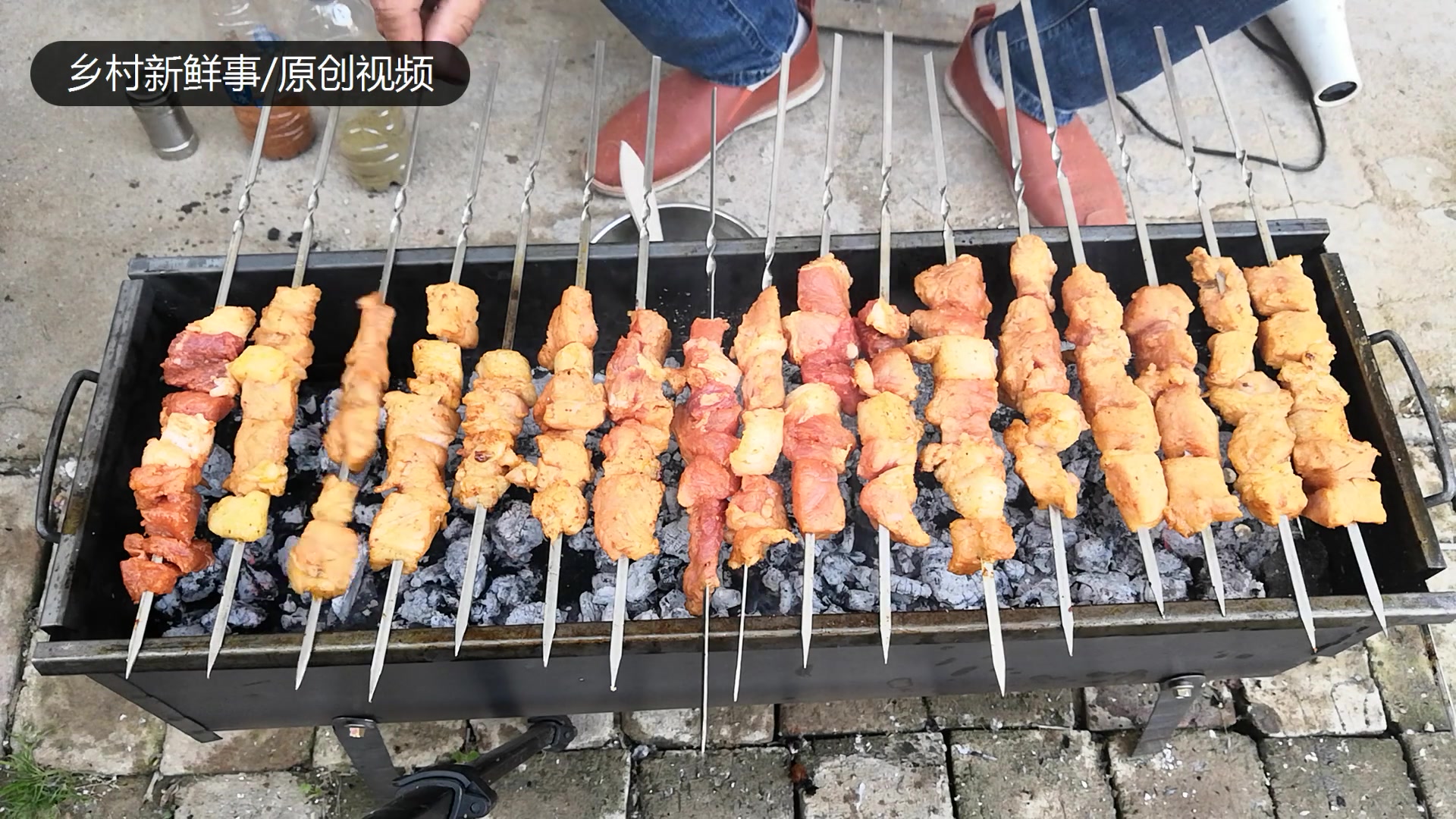 羊肉串都吃腻了,烤一次猪肉串尝尝,没想到比羊肉串还好吃!