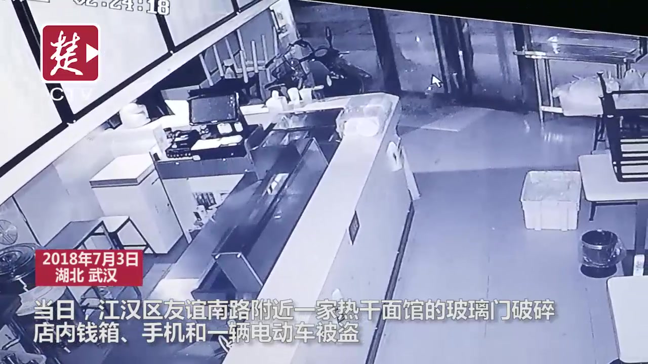 两男子砸门入室盗窃,撬不开锁直接把钱箱抱走