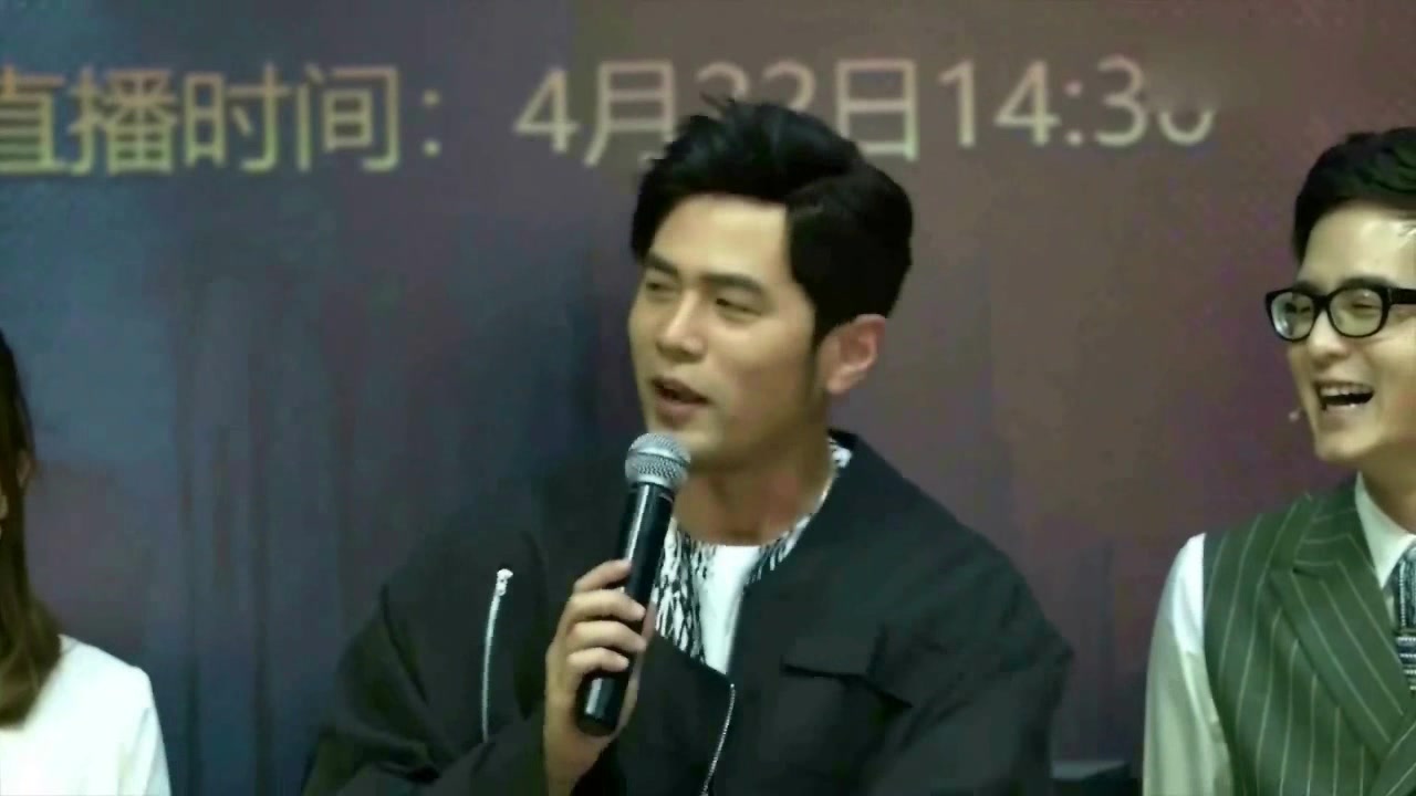 周杰伦晒近照表情酷酷盯镜头 网友调侃:又胖了像曾小贤