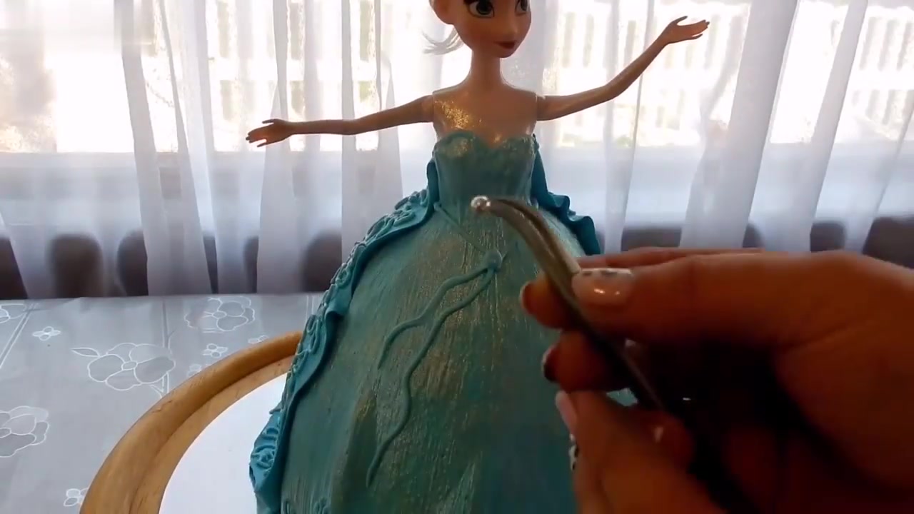 国外糕点大师制作冰雪女王爱莎生日蛋糕造型美极了