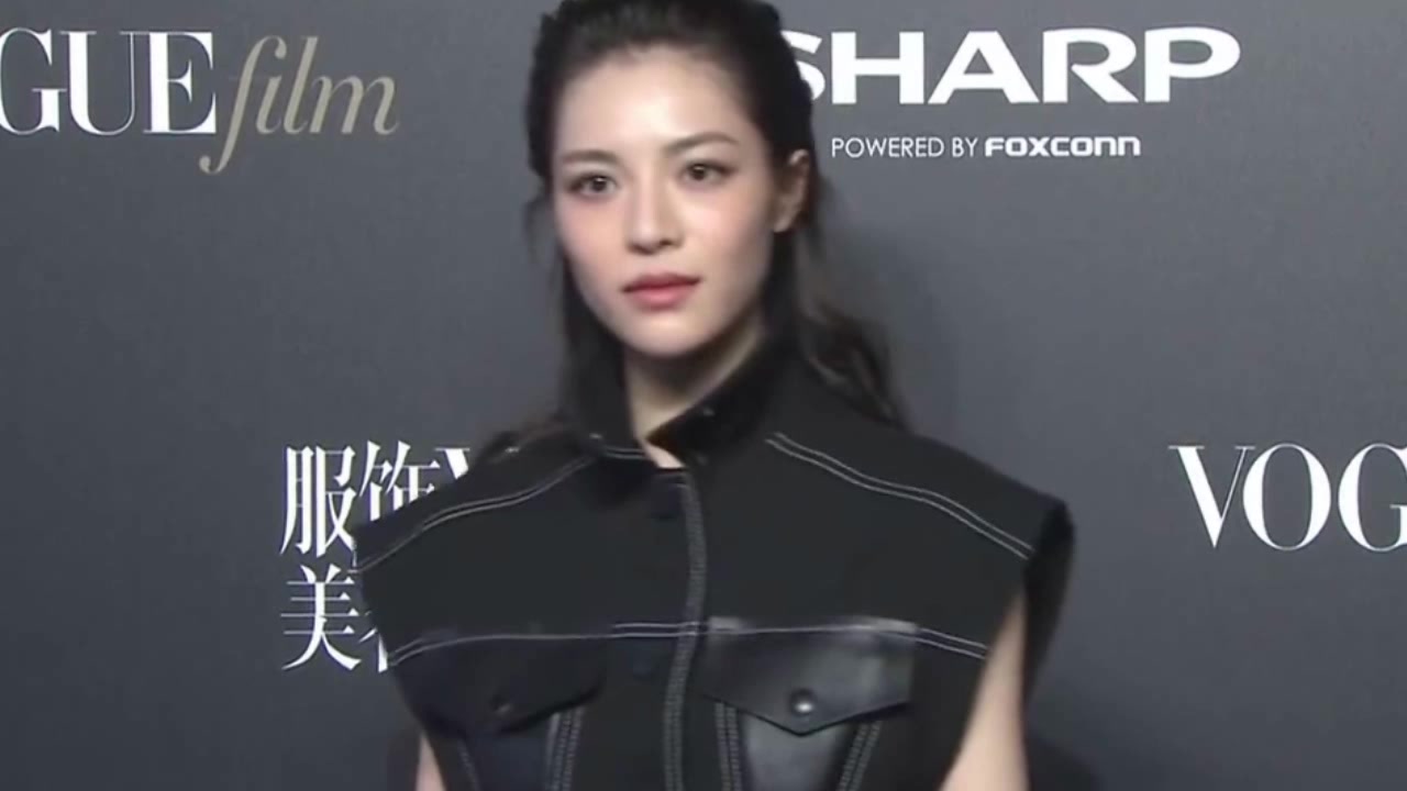 钟楚曦龇牙咧嘴自拍丑到没朋友 吐舌斗鸡眼表白台湾美食