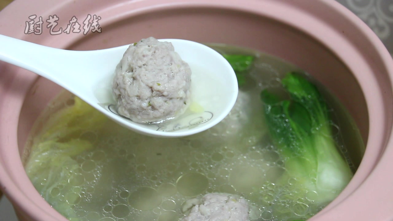 国宴上必备的淮扬菜:清汤狮子头,加点荸荠丁,甘甜解腻