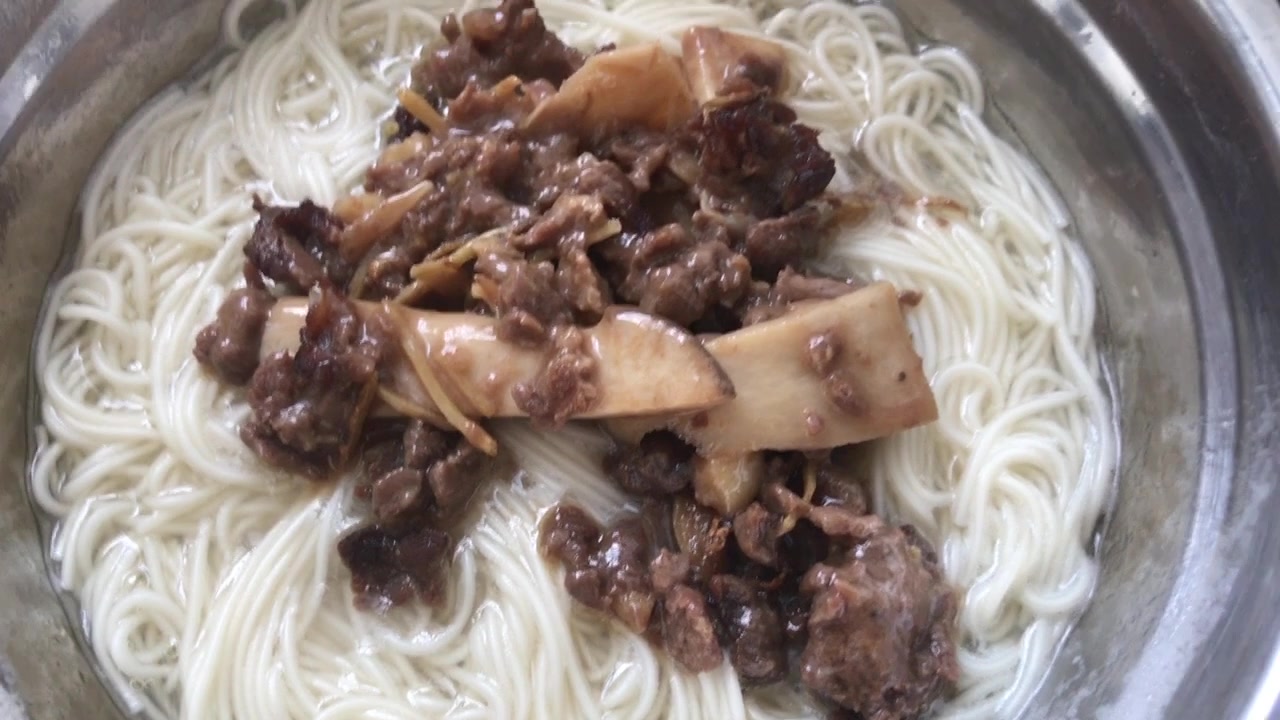超简单牛肉干拌面,卖相不好但美味十足
