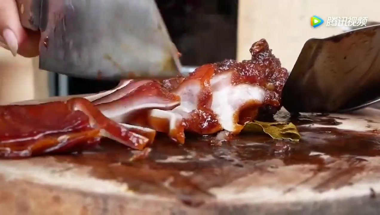 柬埔寨妹子做红烧猪头肉,色香味俱全,看着就垂涎三尺