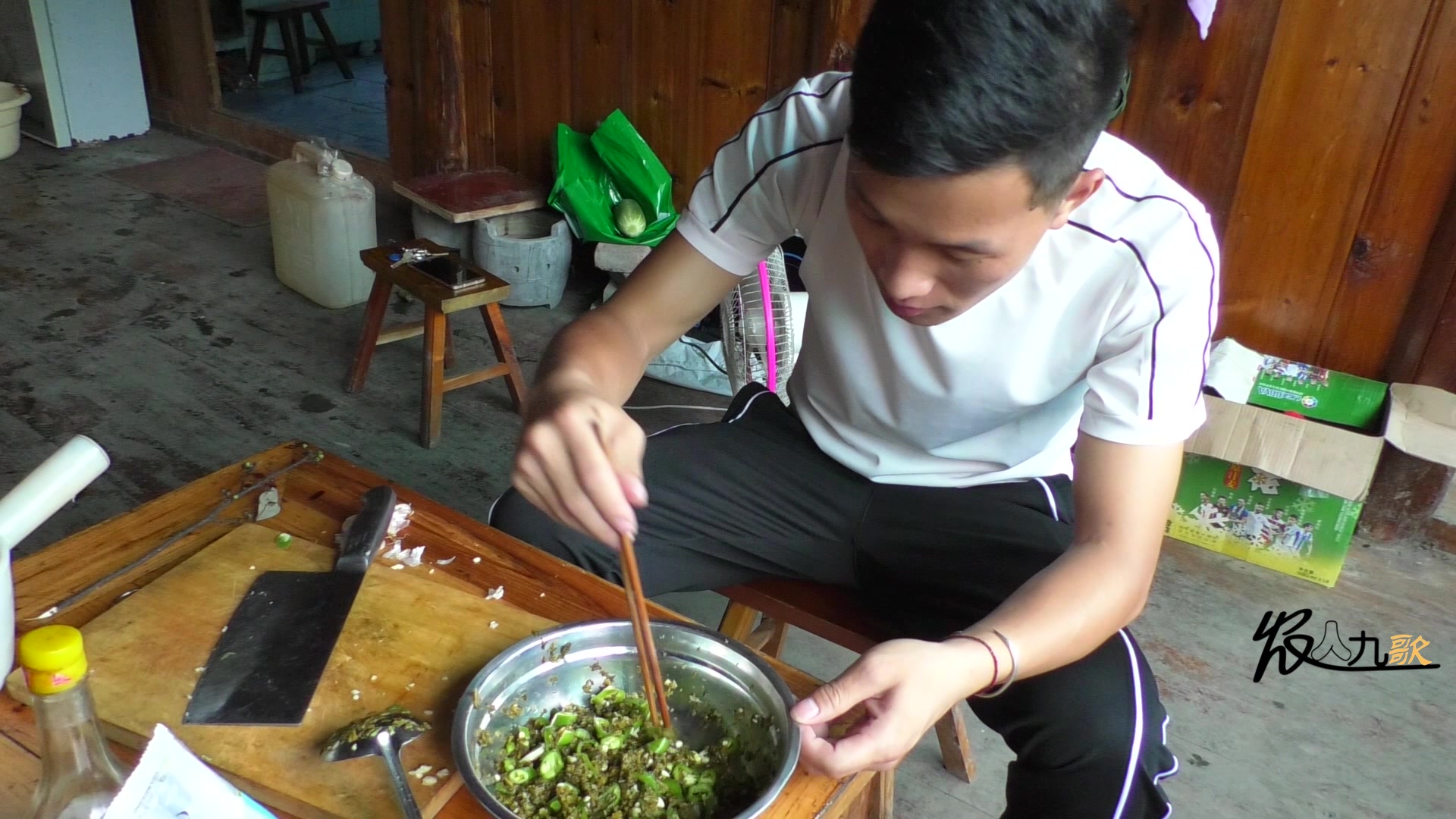 在这炎炎夏日,小伙做的这道凉拌开胃菜,你肯定没吃过