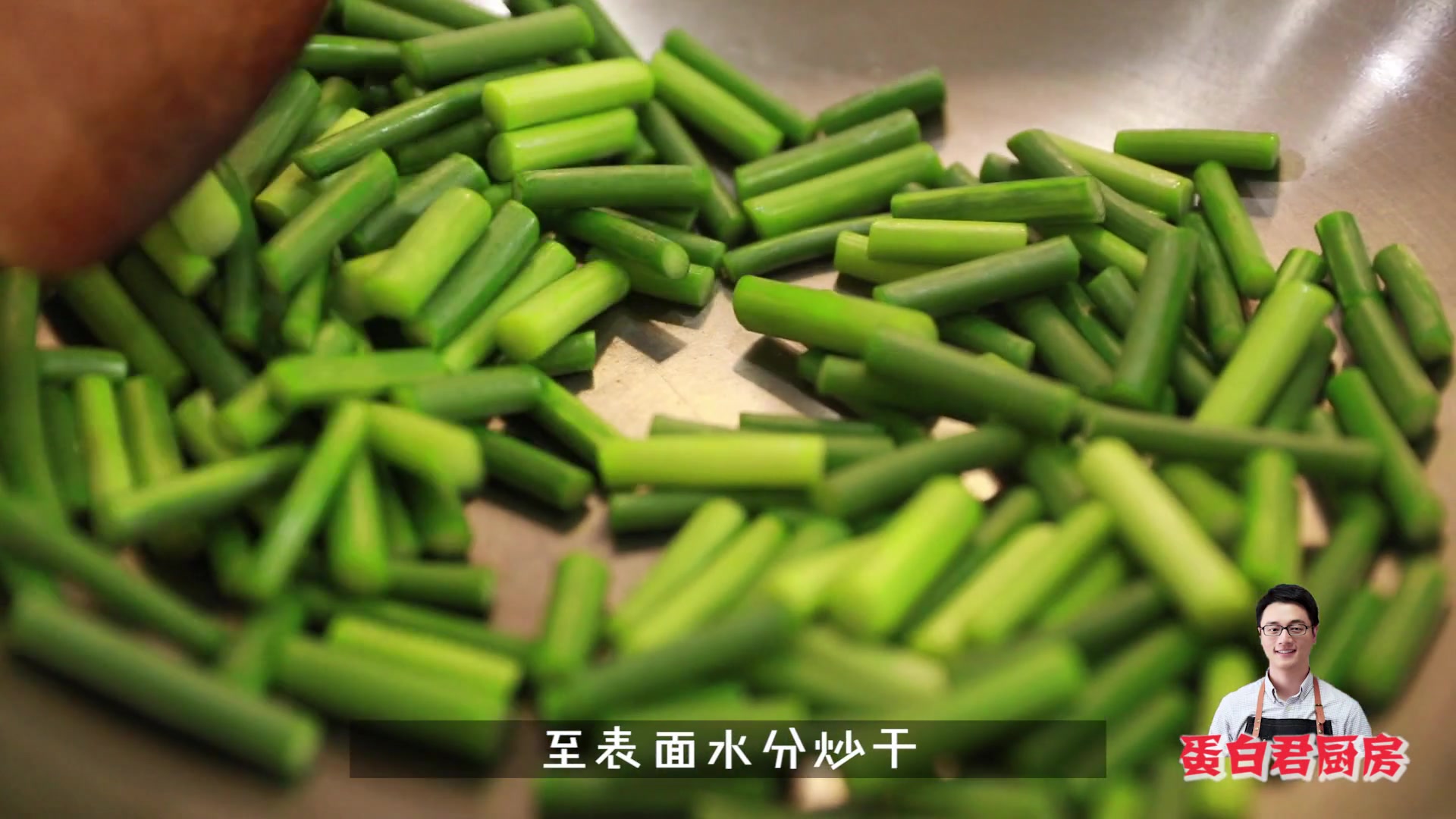 炒蒜苔前注意这个细节,好吃又入味,5斤蒜苔都不够吃,我先收藏