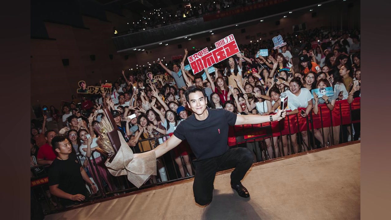 宣传新片《邪不压正》遭女粉丝抓胸肌,彭于晏吓成表情包!