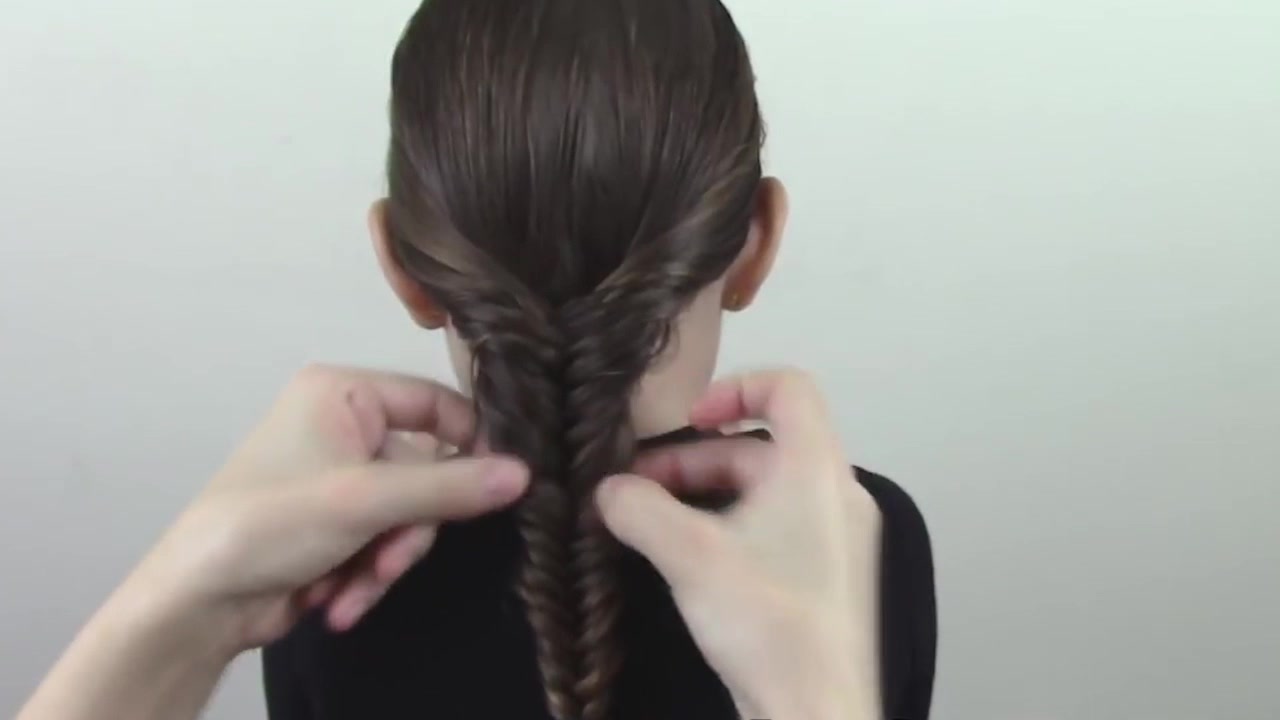 别再给女儿扎辫子了,试这款可爱清新鱼骨辫编发,清爽靓丽美翻了