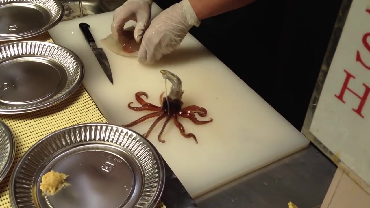 鱿鱼究竟有哪些部位不能生吃?看看日本厨师的处理过程就知道了