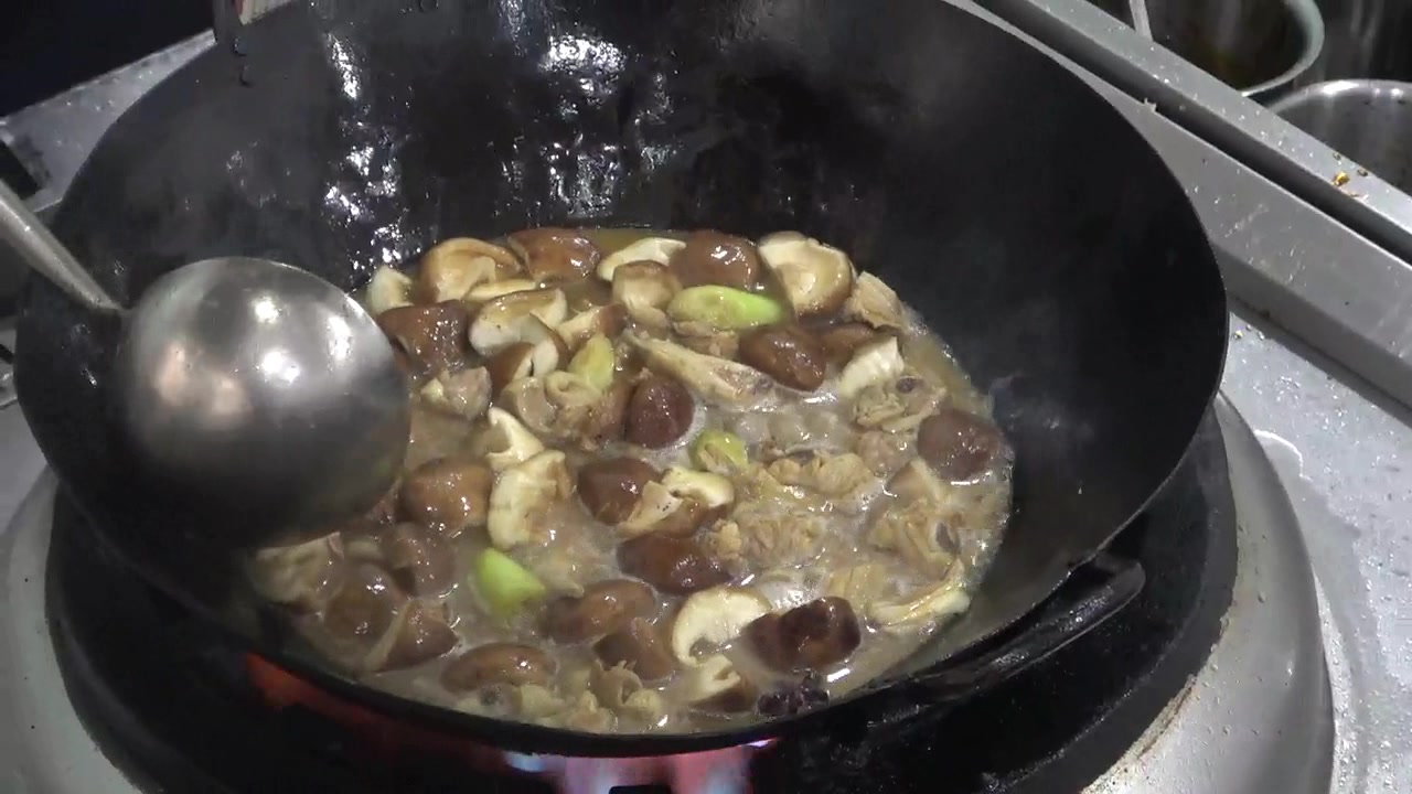北方特色菜“小鸡炖蘑菇”的家常做法!看完后我果断丢弃以前菜谱