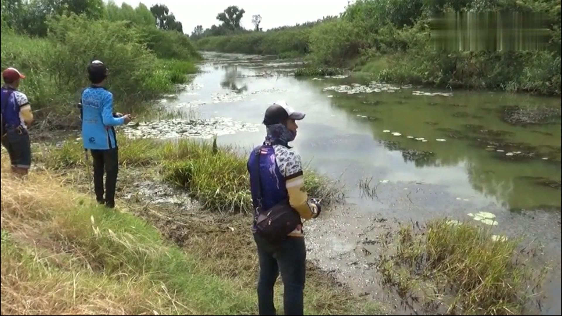 三位打黑高手小河沟钓获“明星”大黑鱼,忙拿相机拍照留念