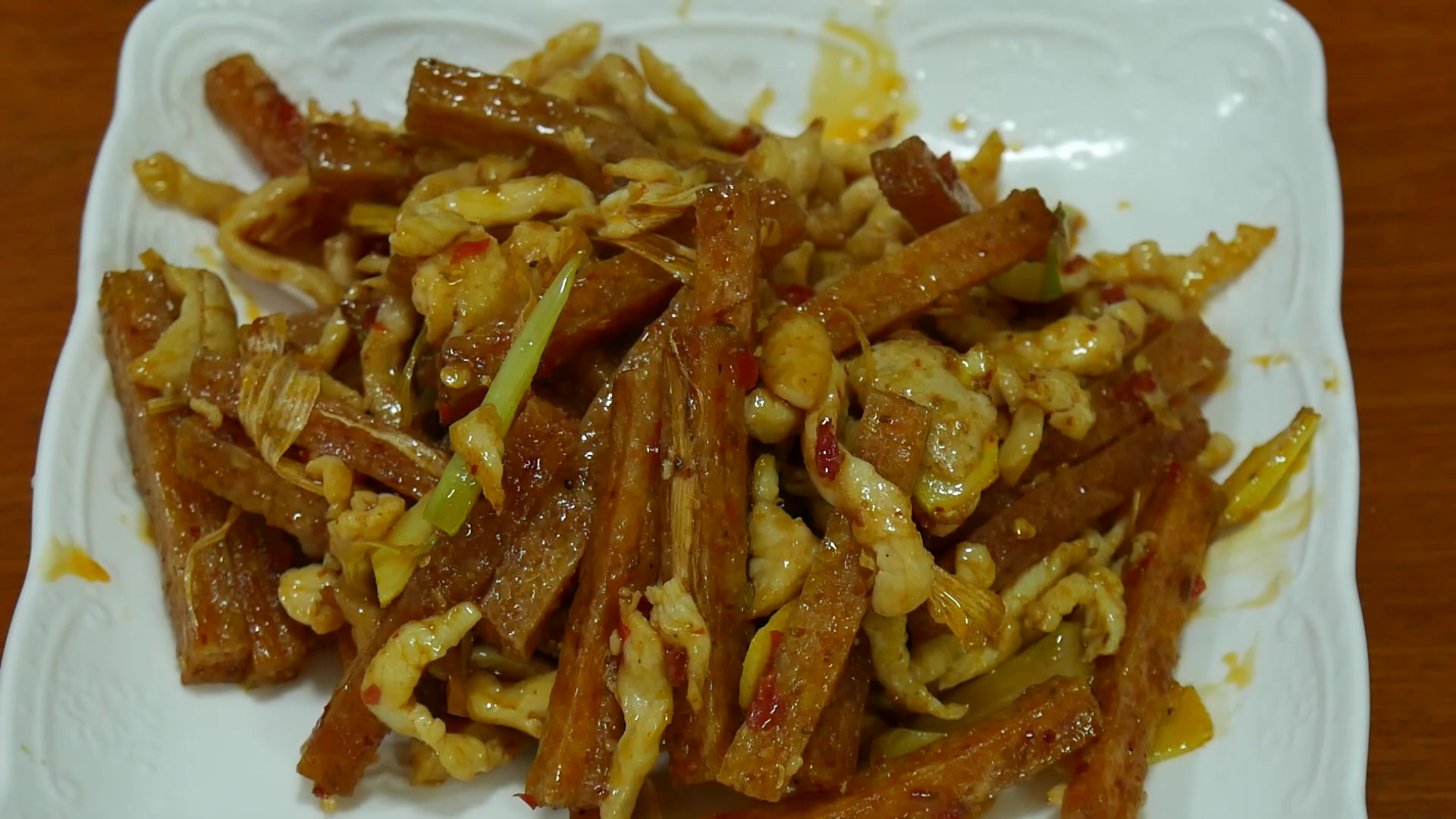 四川小伙子自创辣条鸡丝,这道菜的味道还不错