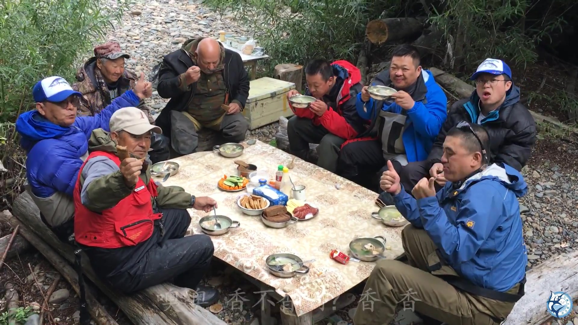 中国钓鱼人俄罗斯爽钓大马哈鱼,鲜美的大马哈鱼汤让吃货舔屏