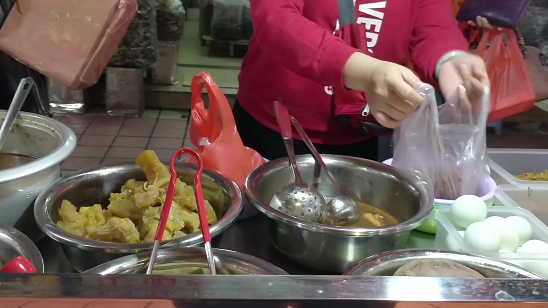 25块钱一斤卤水鸡爪,菜市场门口的美食摊,你们想吃吗?