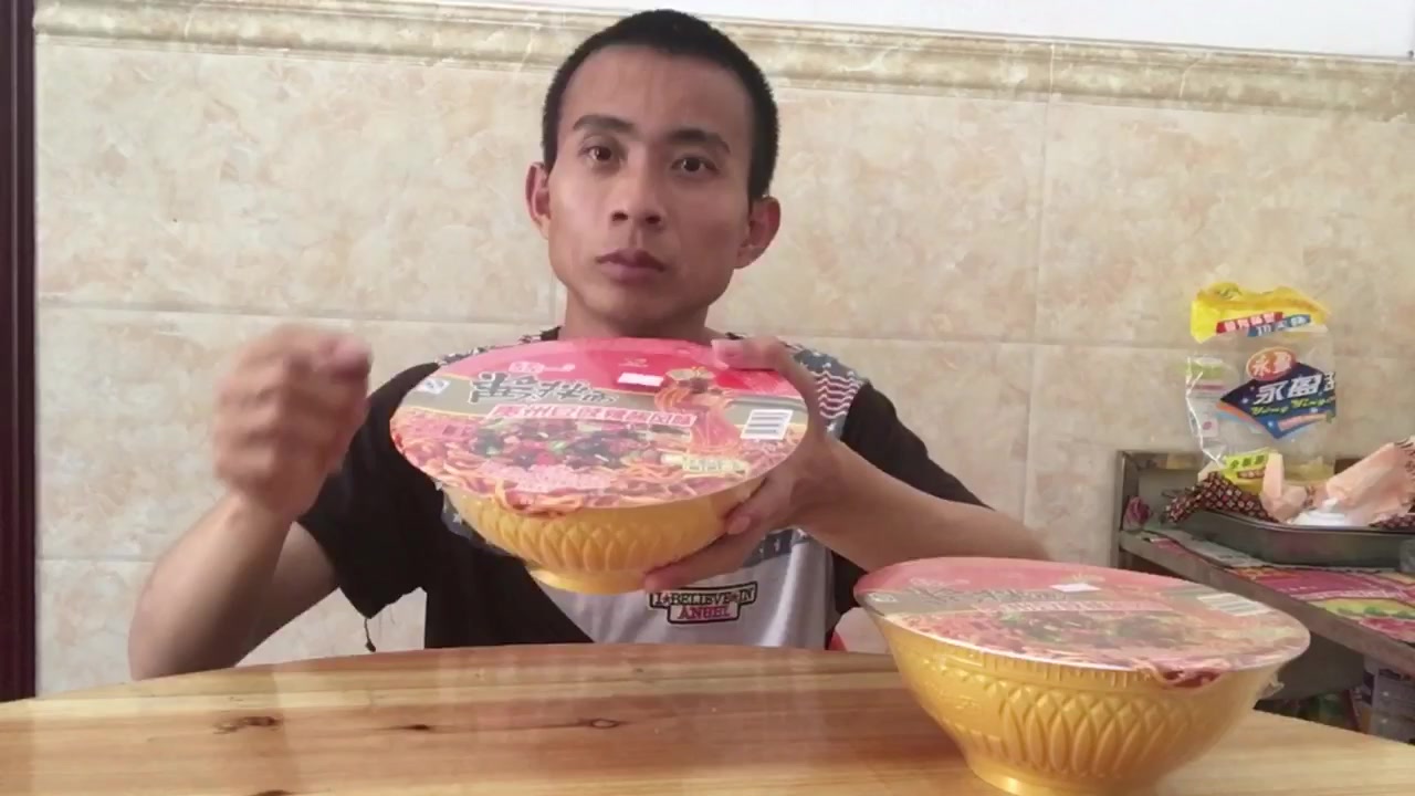 聋子小哥:统一酱拌面,贵州豆豉辣酱风味,吃辣椒酱好不好!