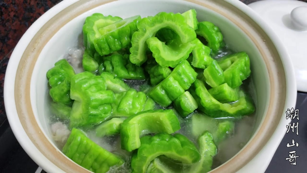 潮汕美食:咸菜苦瓜汤做法,最适合三伏天喝的家常清汤