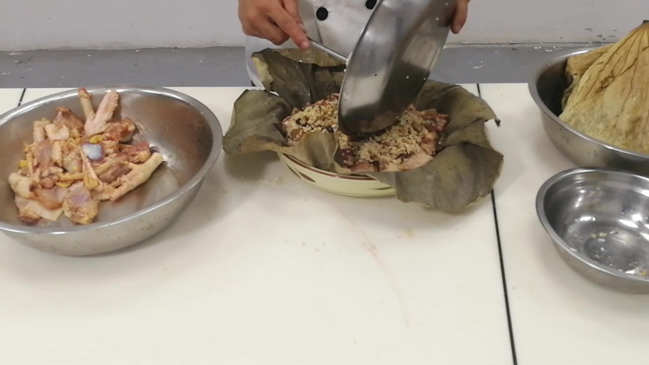 荷叶包鸡这样做,在烹饪制作上保留着它的原汁原味,美味健康