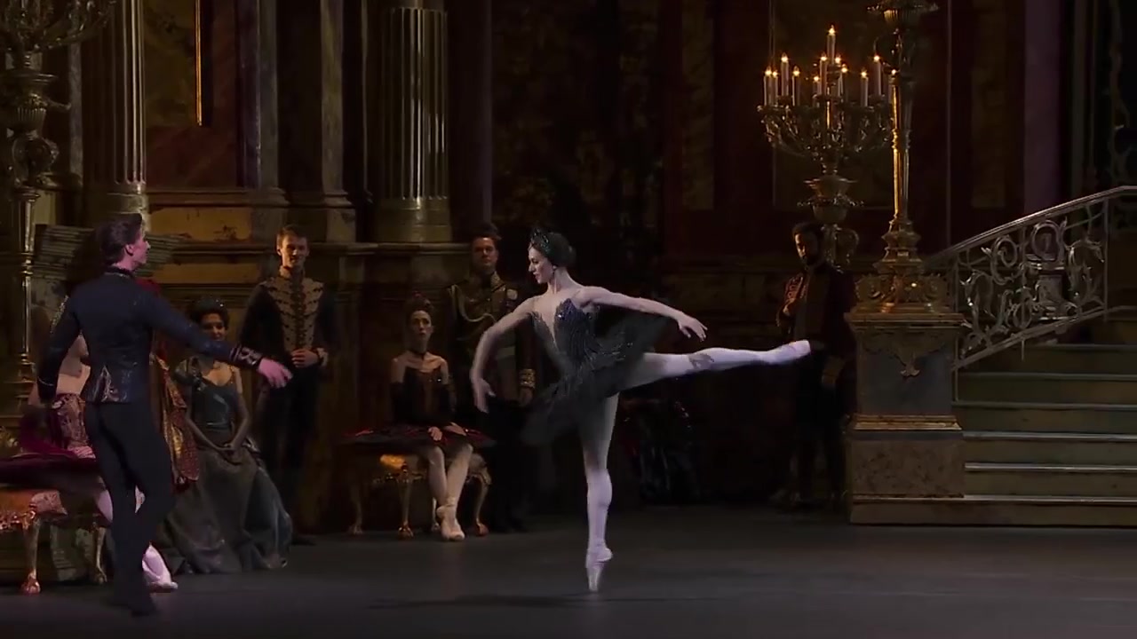 芭蕾《天鹅湖》剧目最炫的技能,黑天鹅的32个挥鞭转!