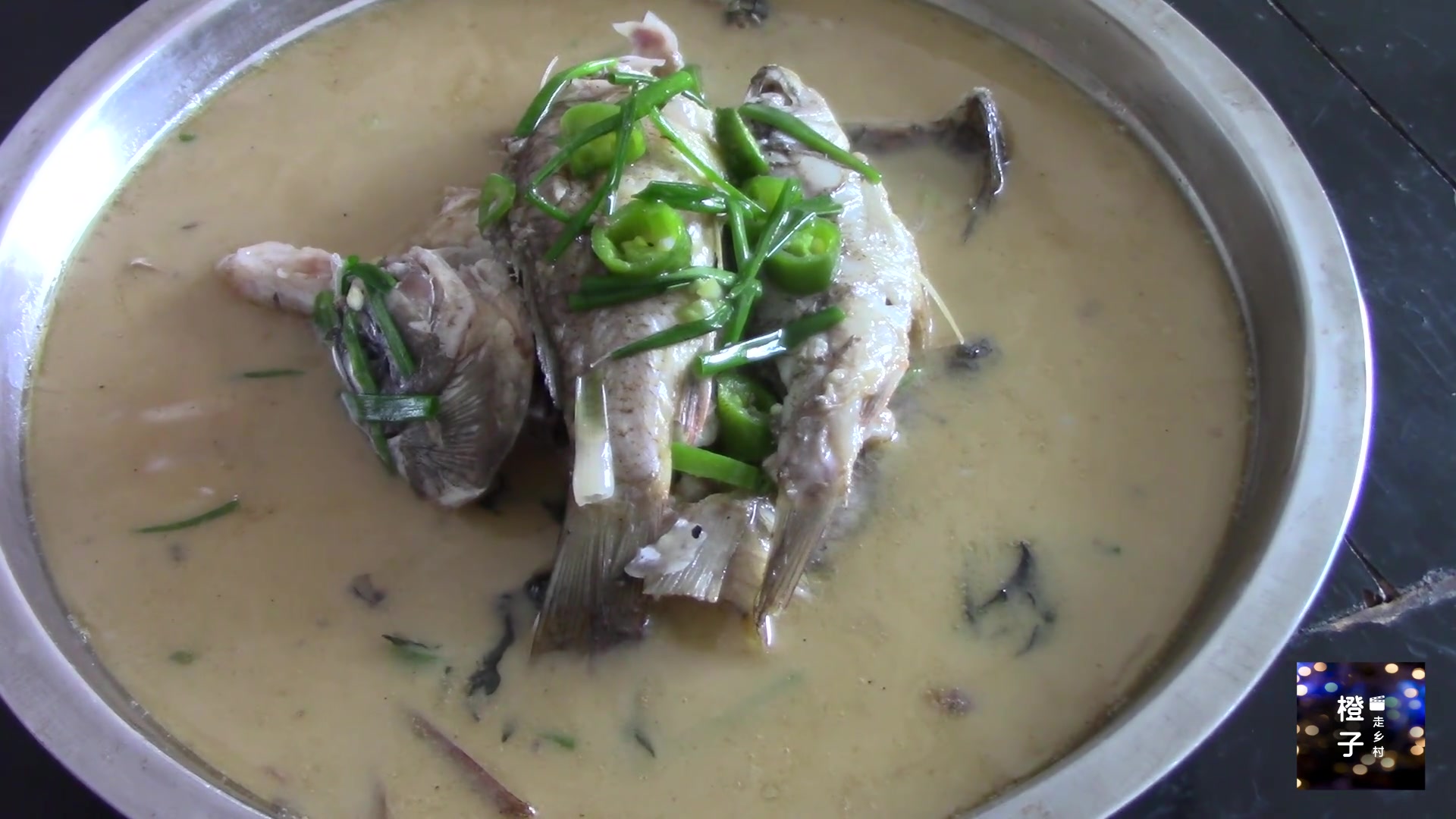 农村土灶如何炮制鲤鱼?清炖奶白又鲜甜,关键鱼还是野生的