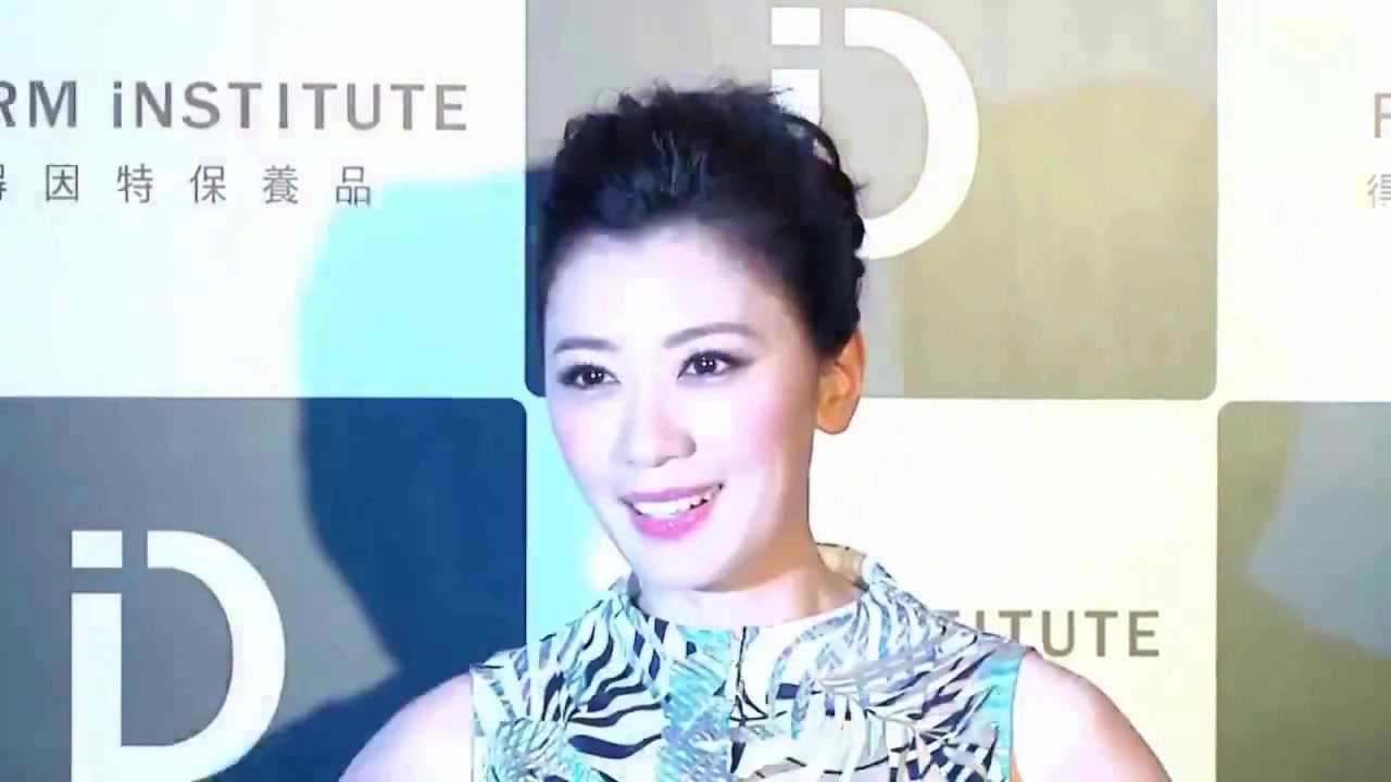 冻龄有方!44岁贾静雯近照曝光 手捧奶茶甜笑似青春美少女