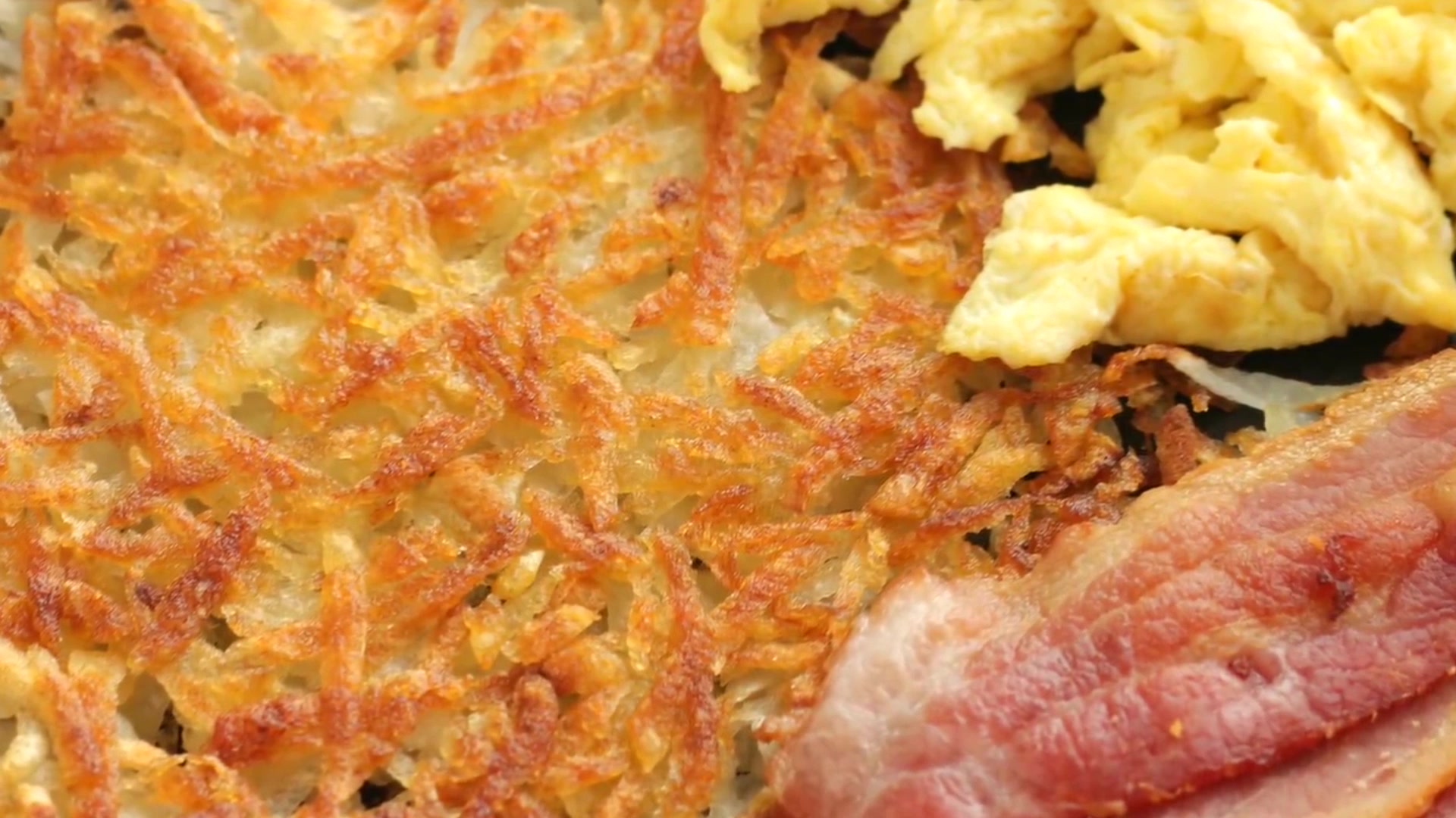 自制土豆饼,配上一份培根加蛋,完美的西式早餐完成了