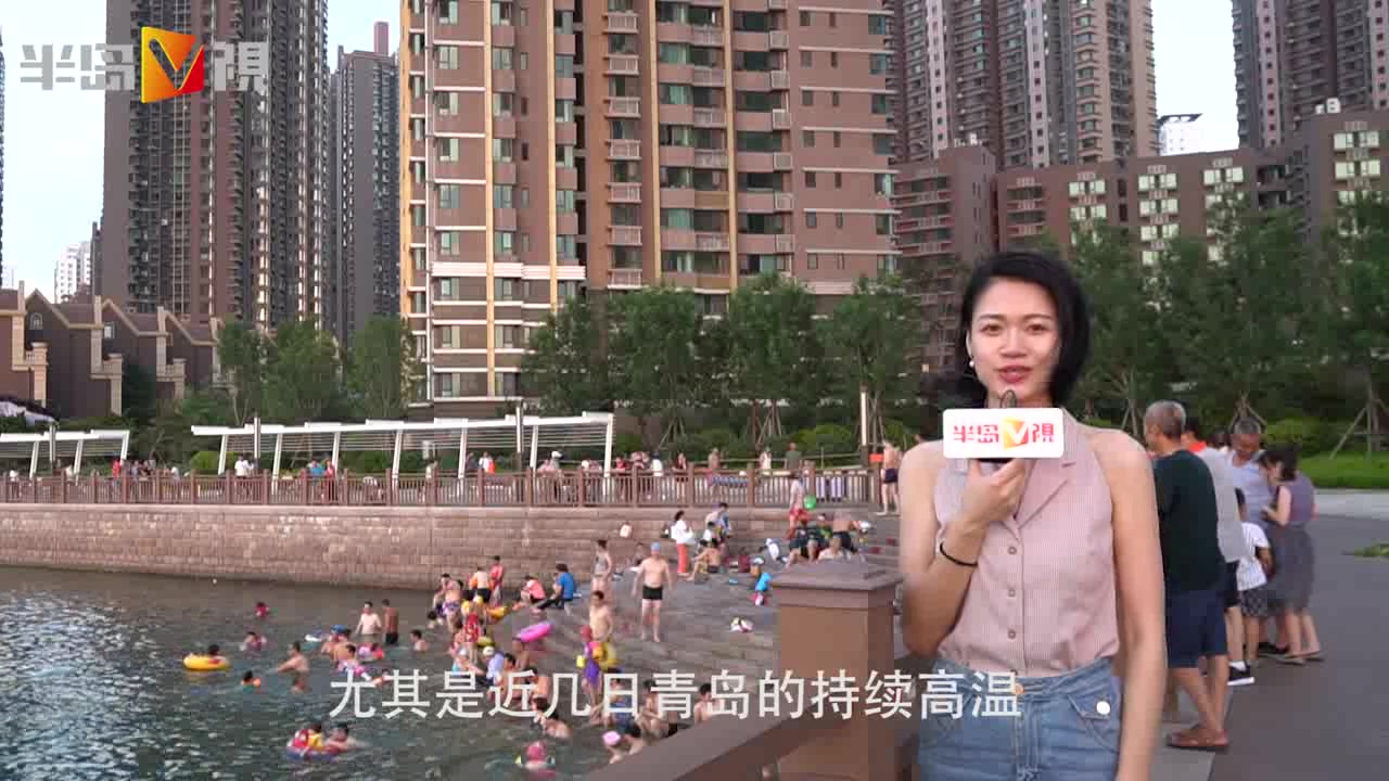 天热海边“下饺子”,禁止游泳提示牌成摆设