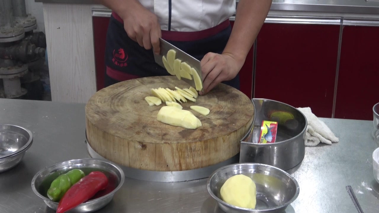 大厨将“豆豉鲮鱼”跟土豆片完美结合!看得大家直流口水