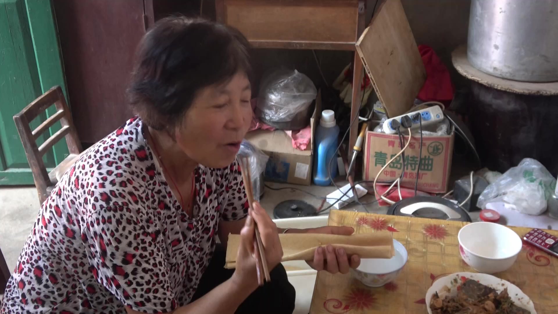 农村大娘做的肉丁炒茄子,简单又好吃,色香味俱全,超级下饭