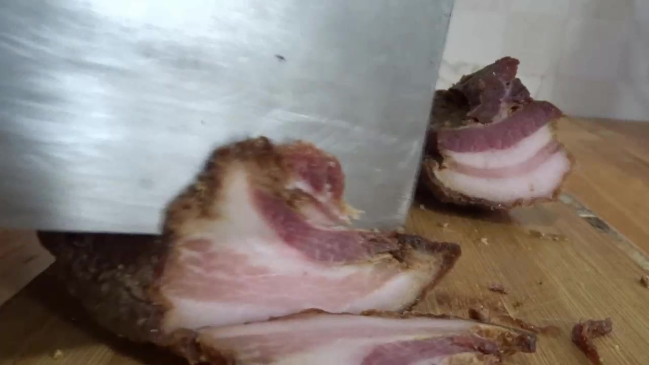放了整整一年的坛子肉,比一年的老腊肉还香,舍不得卖,自己吃了