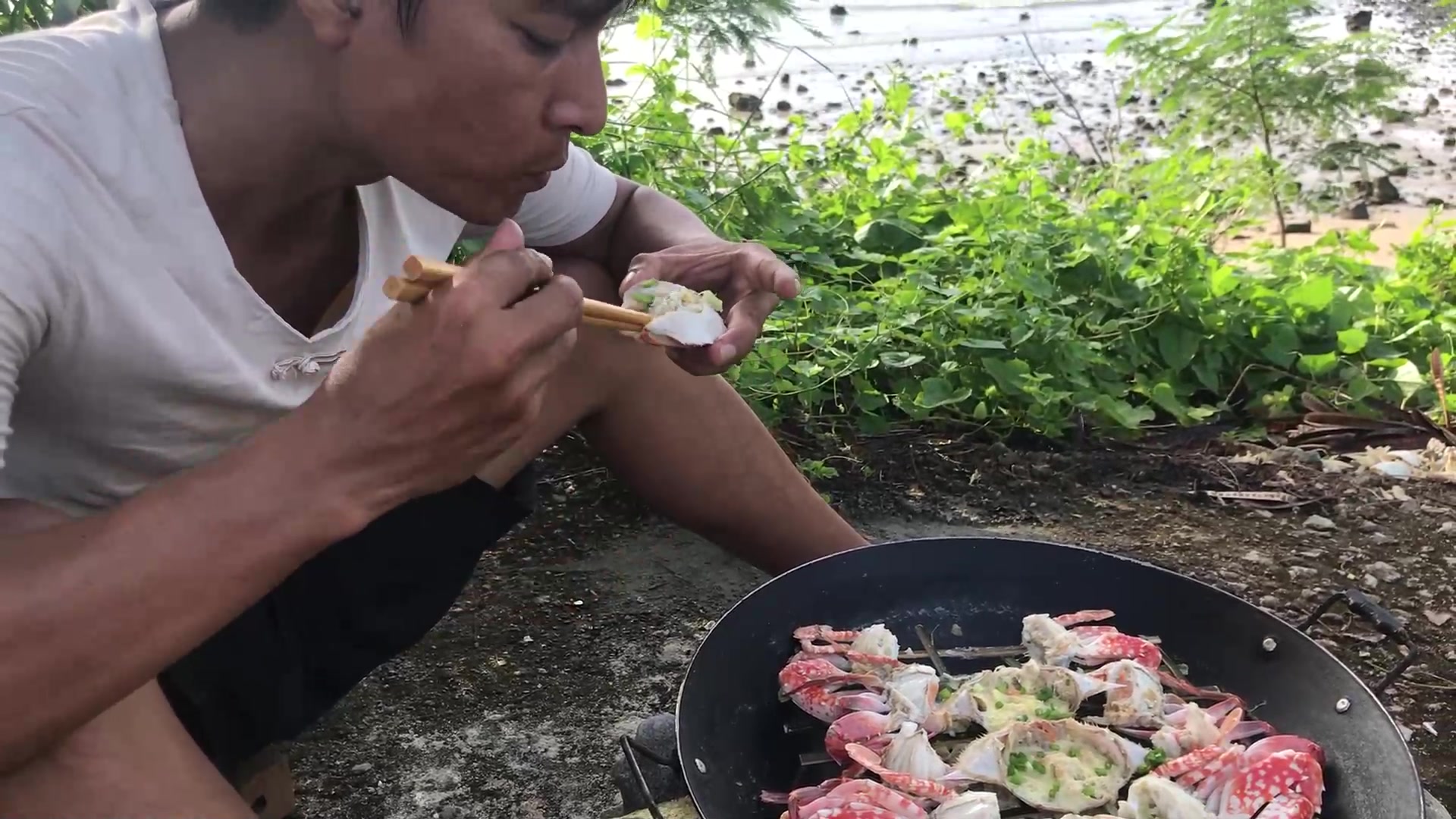 螃蟹还能蒸蛋?农村小伙公开渔民的做法,太好吃了