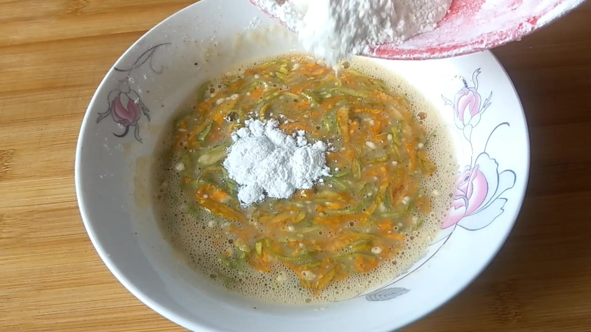 早餐饼又出新吃法了,只需加点它,筷子一搅,比鸡蛋饼营养百倍