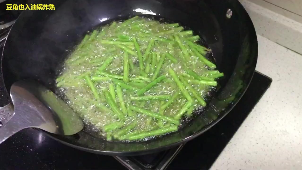 红烧茄子豆角,一道素菜能让你吃出肉的感觉!