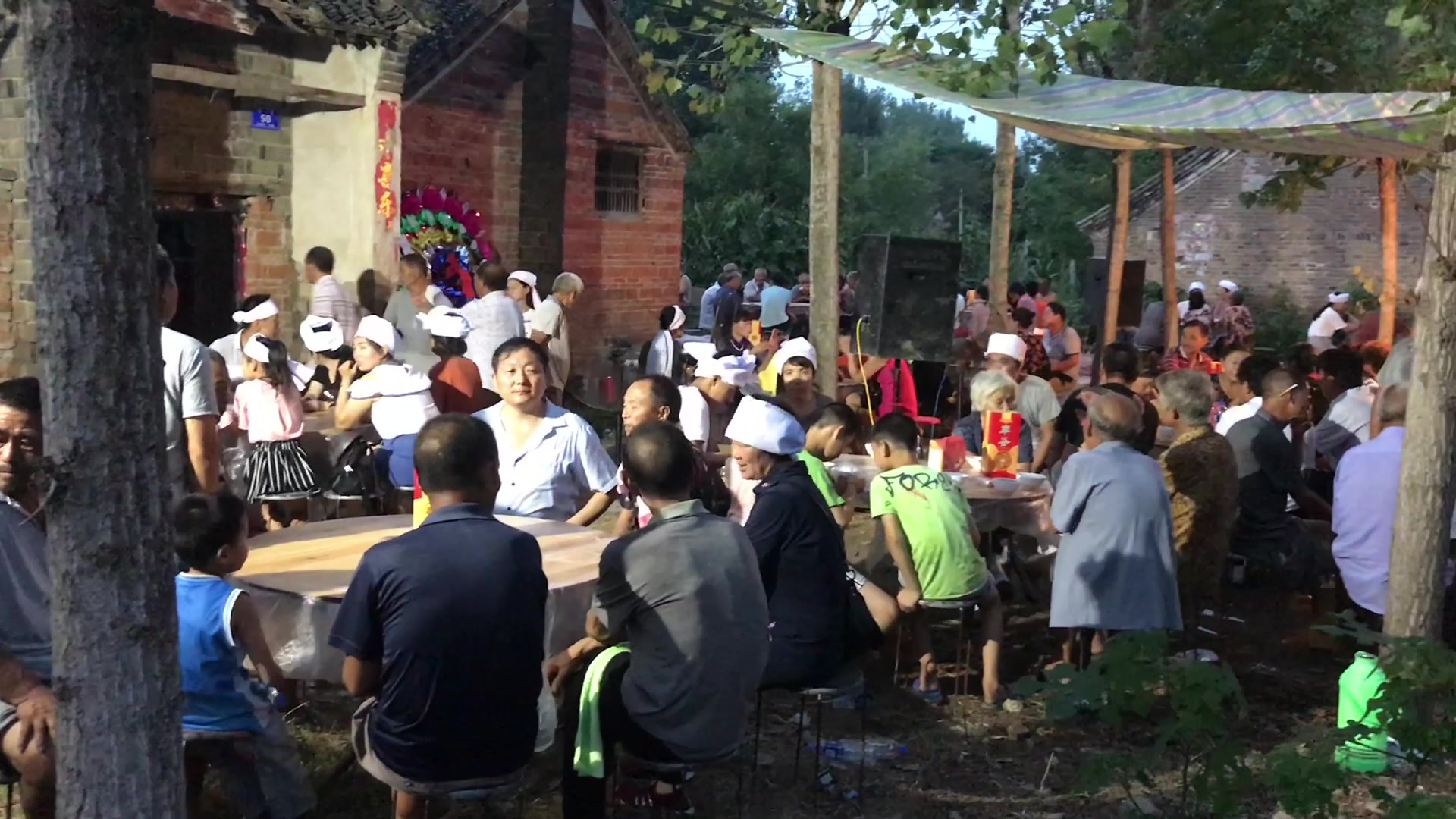 农村白事流动包桌,宴席非常丰盛,家乡的人们都爱吃