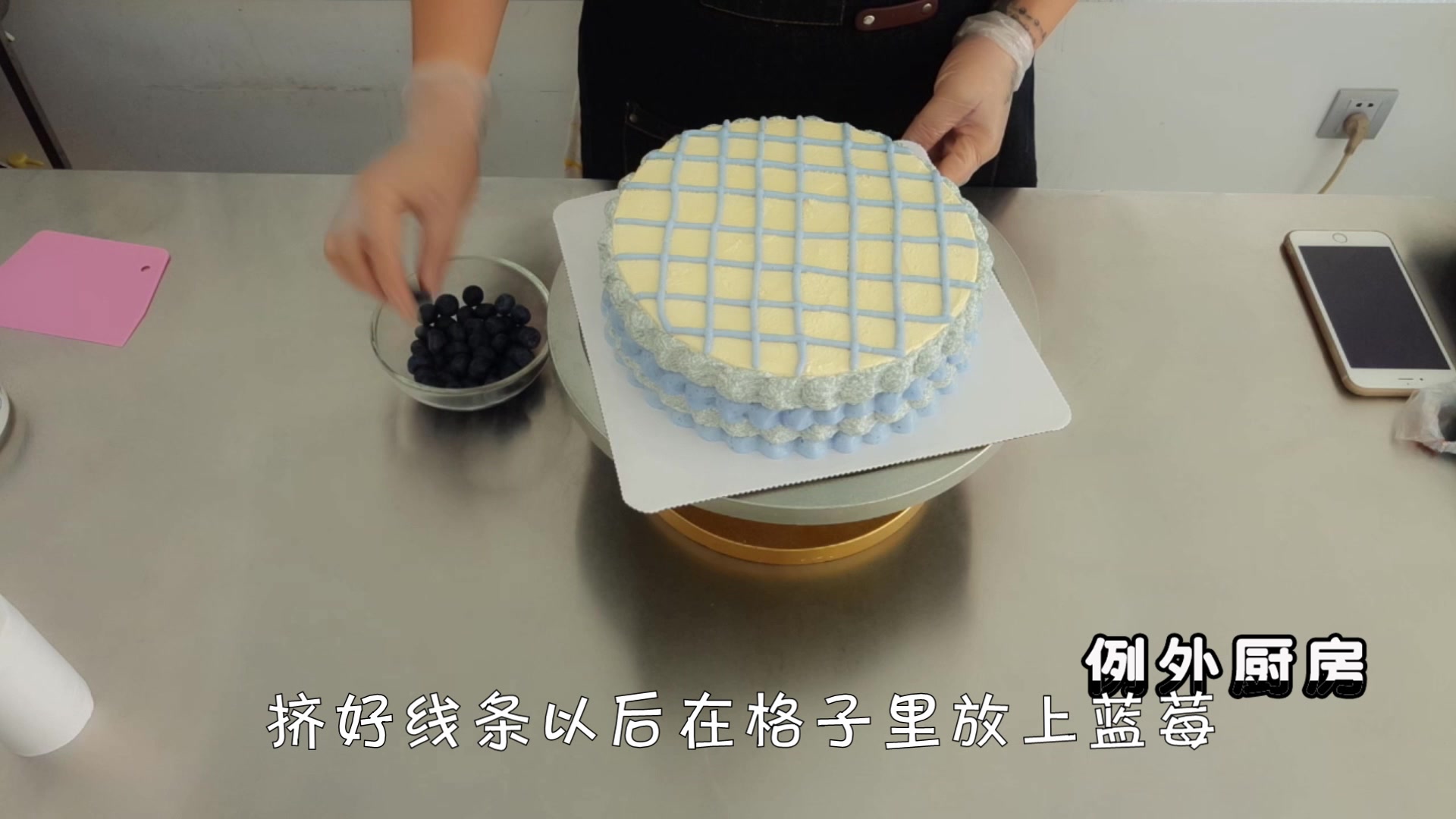 这种很简单的裱花方式也可以让生日蛋糕高大上