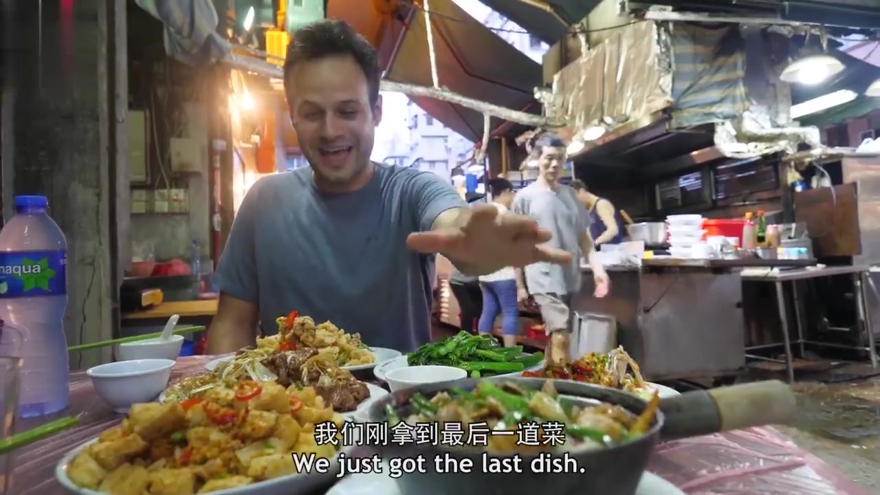 老外吃香港大排档,点了一桌特色粤菜,最爱干炒牛河!