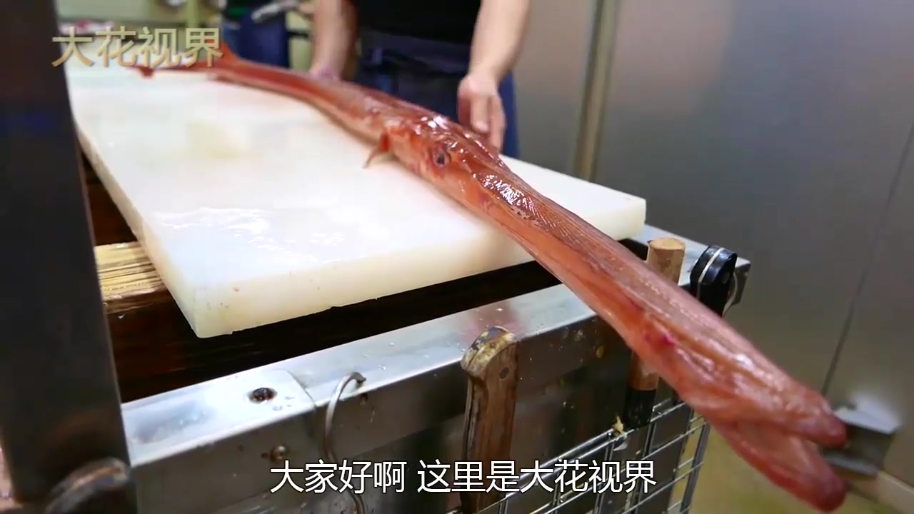 见过这么细长的鱼吗?日本小哥制作炸鱼块,看着就让人流口水!