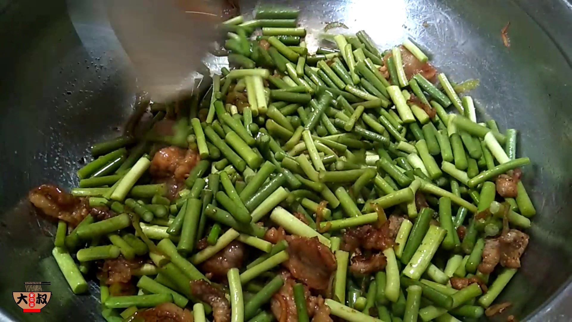 大叔教你蒜苔家常小炒,做法超简单,一顿多吃3碗米饭