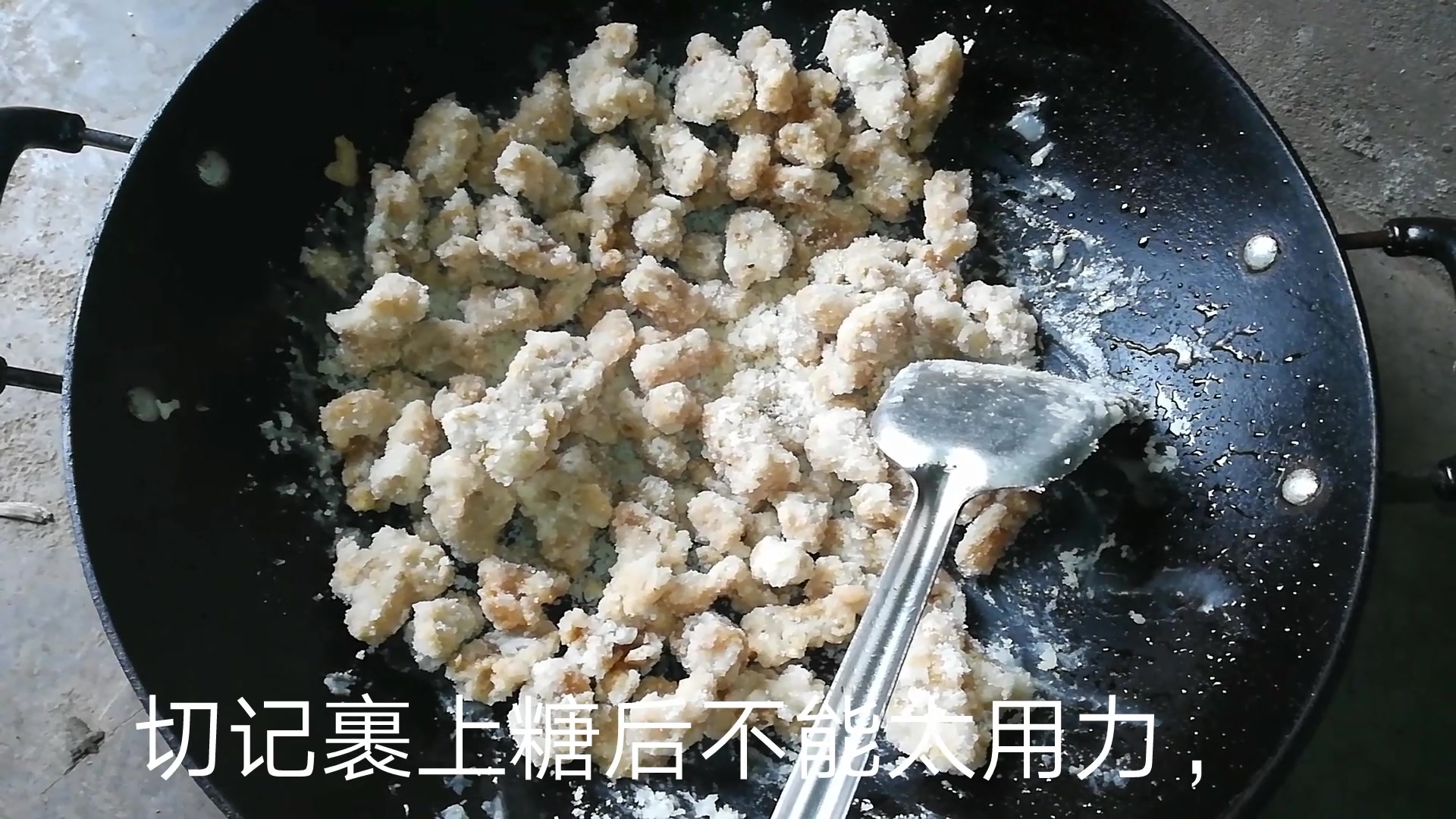 用大肥肉做成香甜酥脆的美食,更是农村宴席上必不可少的一道菜肴