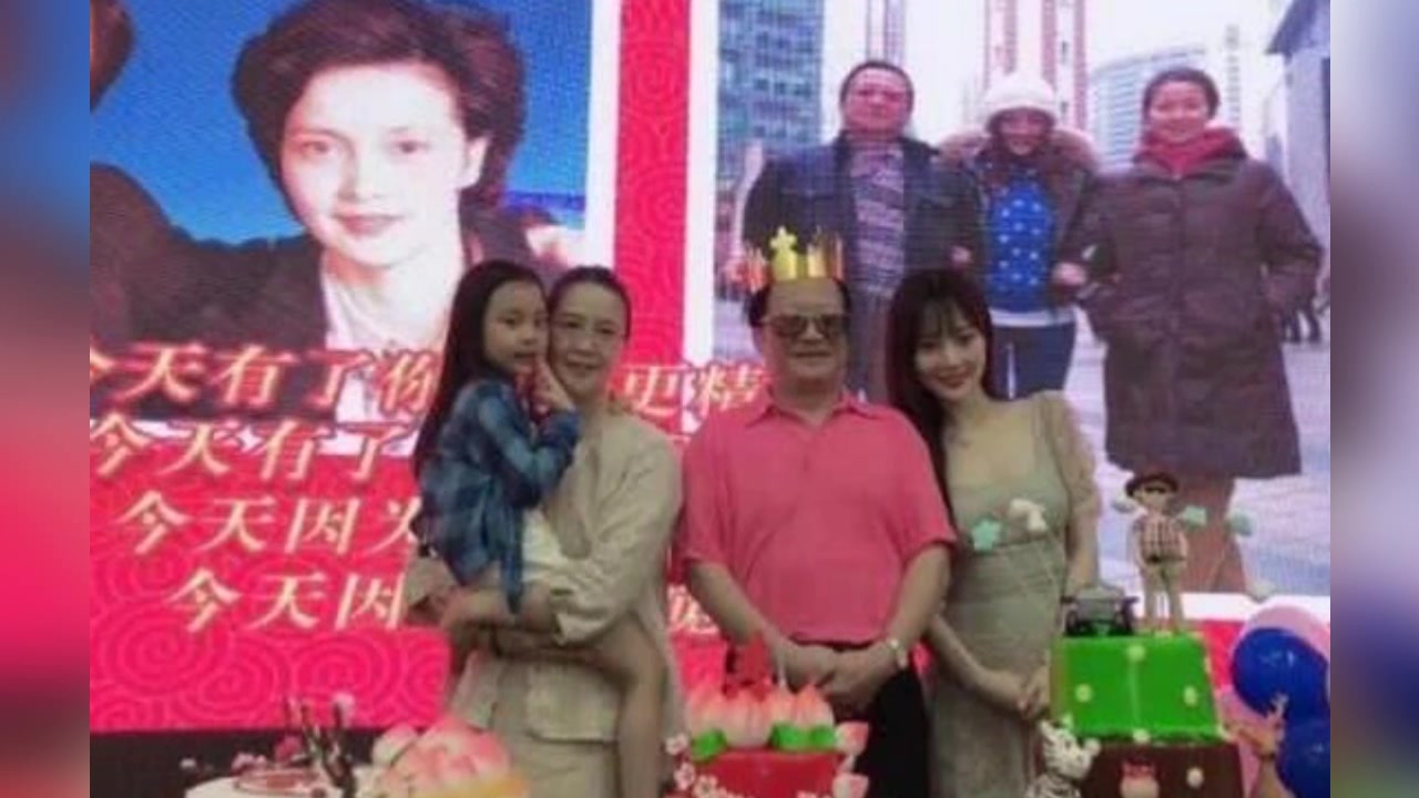 李小璐带甜馨为爸庆生,一家人独缺贾乃亮,生日蛋糕暴露夫妻现状