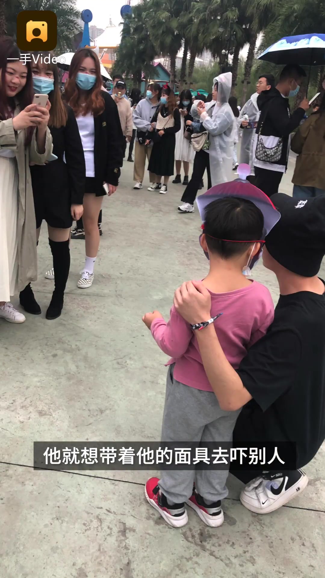 4岁娃扮小僵尸坐跳楼机萌翻众人,妈妈:他想吓人,却被合影
