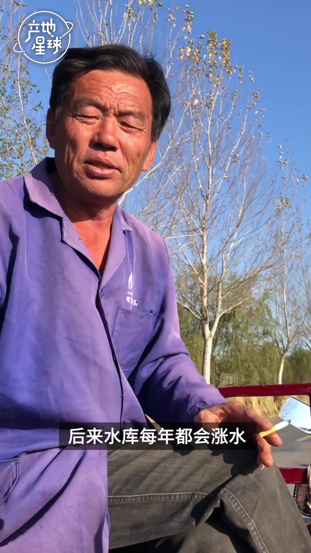 水太深,东北农民用旧轮胎当船运送水稻