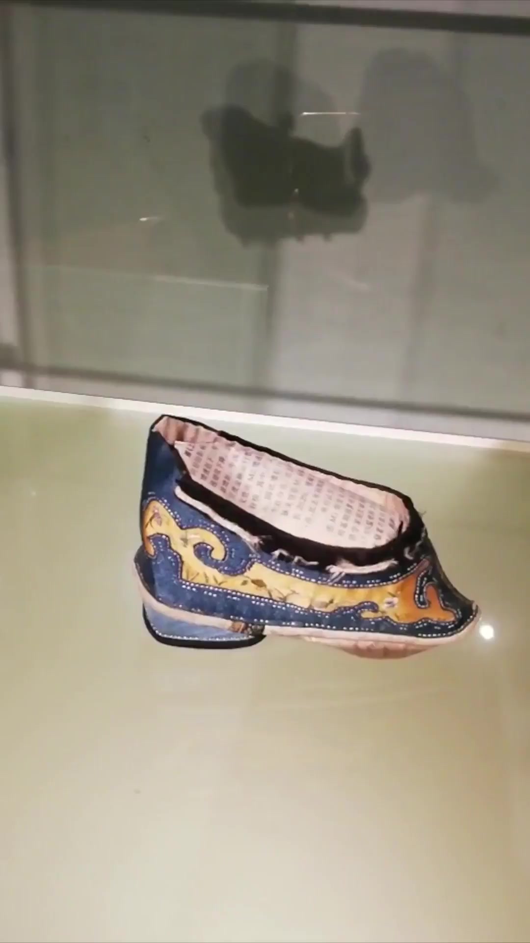 收藏家从各地寻三寸金莲鞋含靴子和雨鞋见证残忍陋习